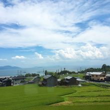 電車内から見た、琵琶湖の景色