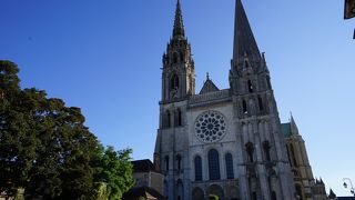 シャルトル・ブルーと石でできた聖書