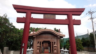 沖縄製糖前で赤い鳥居で目立ちます