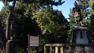 信長公の銅像があります