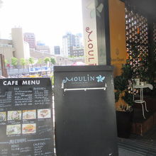 テラス席へどうぞ