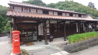 町並みに溶け込んだ郵便局です。