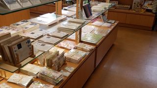 可愛くアートな雑貨が揃ってました。