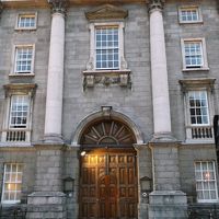 正門。土日など閉門時間が早いですが、他の門から入れます。