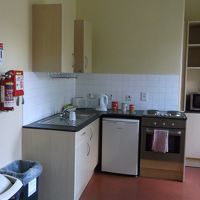 2室専用のダイニングキッチン。冷蔵庫、電子レンジもあり。