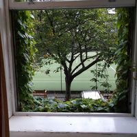 窓の外にテニスコート。テニスをする学生さんの声。