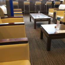 内部にはソファが並んでいます。