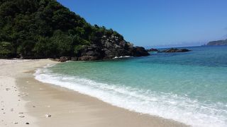 小道を抜けると絶景のプライベートビーチ