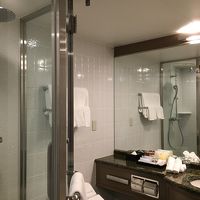 シャワーブースが独立して広く使えるバスルーム