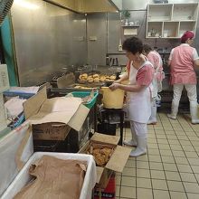 おばちゃんたちが切り盛りする店内