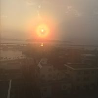 お風呂から見る日の出・・湯気で曇ってます。