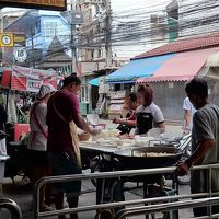 歩いて１，２分でいろいろな屋台が出ています