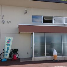 商売っけのない建物