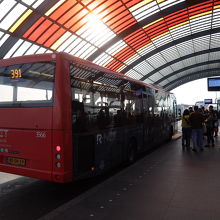 アムス中央駅のバス停。このバスで出発！