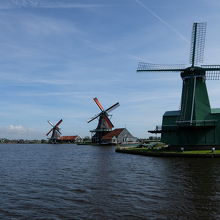 桟橋からは運河と風車というオランダらしい風景が！