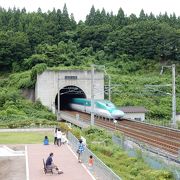 青函トンネルを北海道新幹線が通過するところが見られます。