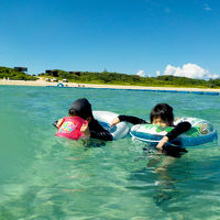 ホテルビーチ。すごい透明度。浮き輪無料で借りられます