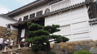 姫路城の門は艶やかでした。