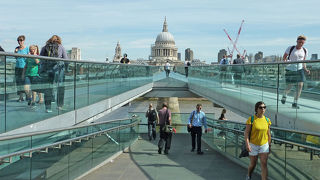 ロンドン、テムズ川のモダンな橋