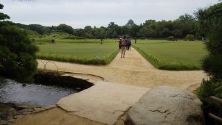 後楽園から岡山城が見えます。