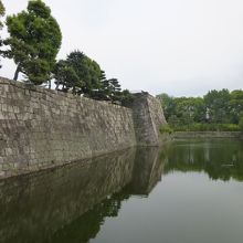 美しい堀に囲まれた城です。
