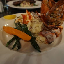 ロブスターコース６０ドル。ステーキコース５０ドル。