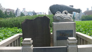 フグの形をした碑