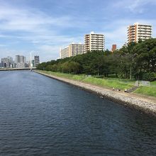 川沿いでの釣り人