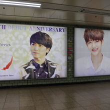 三成駅地下にはアイドルの広告も多数あり