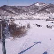 幅広の圧雪中斜面が充実したスキー場