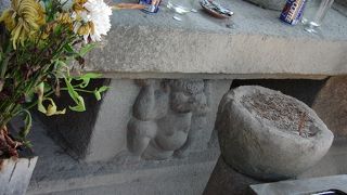 石造物類が昔を偲ばせる寺