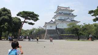 天守閣から街と海が見える