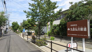 長く色々な姿を見せる緑道です