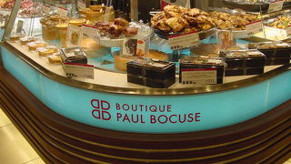 にぎやかな地下街にあります