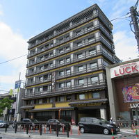 奈良市観光案内所前から見たホテル外観