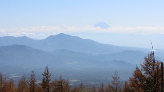 標高1,900mの山頂からの雄大な眺めは感動的です。