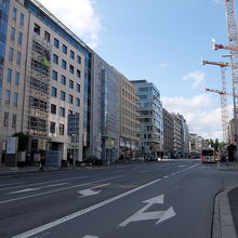 ビルの立ち並ぶ通り