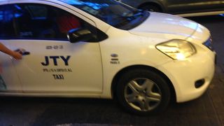 変なタクシーに乗ってしまいました