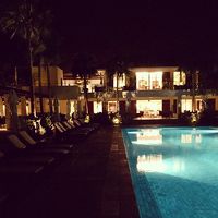 プールサイドの横にライブラリーがありゆったりとくつろげます。