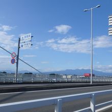 坂東大橋の上の群馬県と埼玉県境　遠方に赤城山