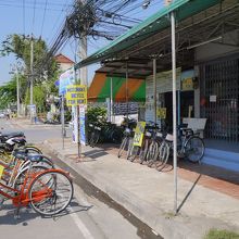 街中のレンタサイクル店