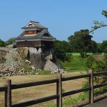 このように崩れた石垣の上にかろうじて残った櫓も。