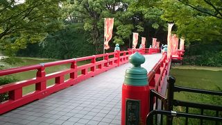 和気清麻呂ゆかりの河底池に架かる赤い橋「和氣橋」