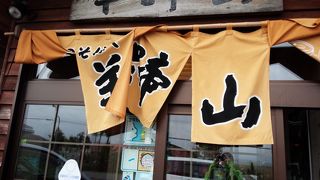 美味しいお蕎麦を食せるお店。駐車場では湧き水も汲めます