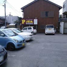 店の裏に駐車場有り