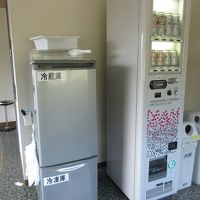 廊下にある冷蔵庫と自販機