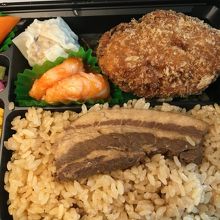 大振りなメンチカツ