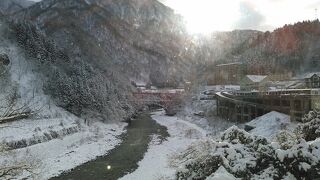 宇奈月温泉駅は とてもレトロな感じ。