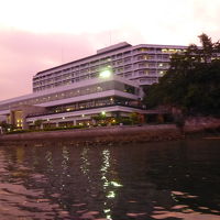 花火観光用の船の上から見たホテル