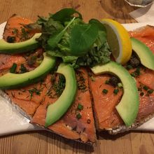 スモークサーモン＆アボカドタルティーヌwithクリームチーズ